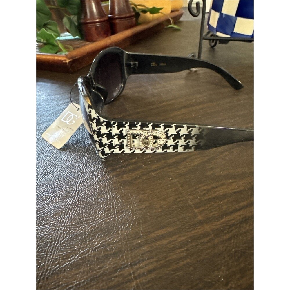 DG Eyewear Celebrity Inspired Vintage Women's Sunglasses - Black/Silver